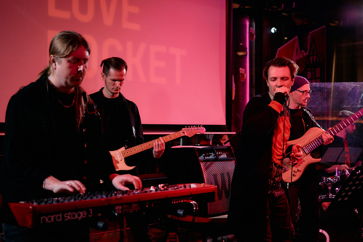 Александр Аладышев хорошо известен не только в нашем городе, но и далеко за его пределами как талантливый актер театра и кино, артист мюзикла. В его активе работа во Владимирском академическом театре драмы, московском драматическом театре под руководством Армена Джигарханяна, создание Театрального товарищества «Завод», который наделал немало шума в мире искусства. Но Александр куда больше, чем актер и режиссер. Еще он певец и композитор, основатель группы Love Rocket, у которой вчера состоялся концерт.