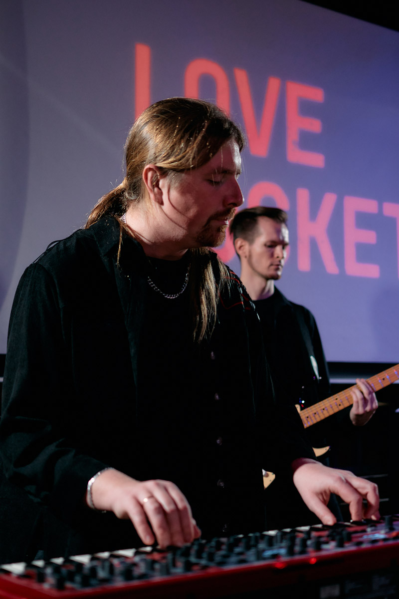 Александр Аладышев хорошо известен не только в нашем городе, но и далеко за его пределами как талантливый актер театра и кино, артист мюзикла. В его активе работа во Владимирском академическом театре драмы, московском драматическом театре под руководством Армена Джигарханяна, создание Театрального товарищества «Завод», который наделал немало шума в мире искусства. Но Александр куда больше, чем актер и режиссер. Еще он певец и композитор, основатель группы Love Rocket, у которой вчера состоялся концерт.