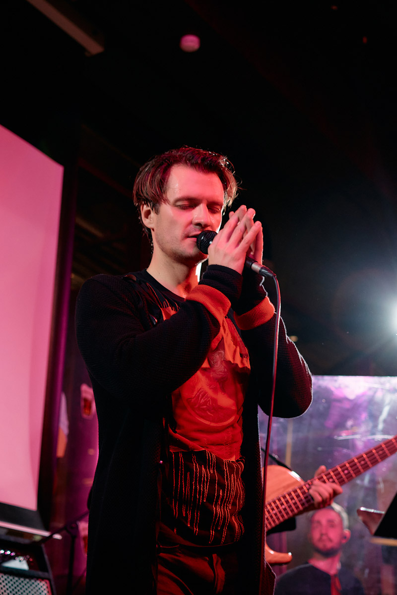 Александр Аладышев хорошо известен не только в нашем городе, но и далеко за его пределами как талантливый актер театра и кино, артист мюзикла. В его активе работа во Владимирском академическом театре драмы, московском драматическом театре под руководством Армена Джигарханяна, создание Театрального товарищества «Завод», который наделал немало шума в мире искусства. Но Александр куда больше, чем актер и режиссер. Еще он певец и композитор, основатель группы Love Rocket, у которой вчера состоялся концерт.