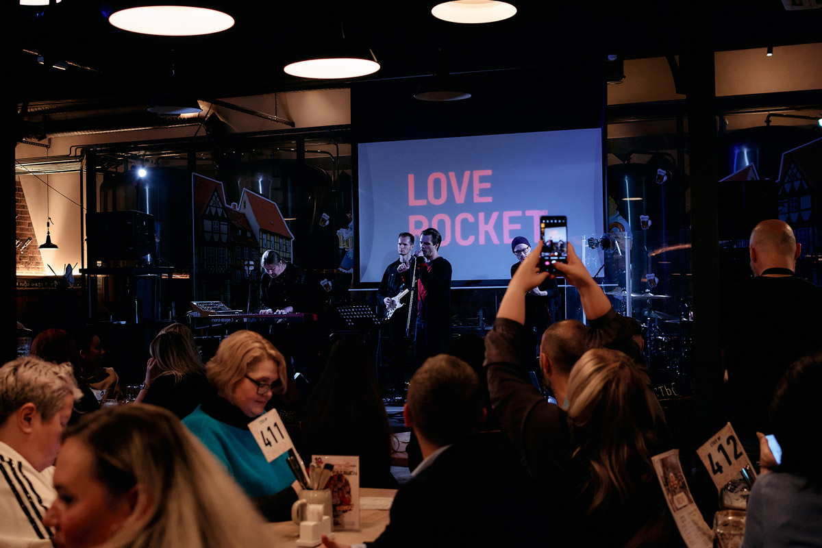 Александр Аладышев хорошо известен не только в нашем городе, но и далеко за его пределами как талантливый актер театра и кино, артист мюзикла. В его активе работа во Владимирском академическом театре драмы, московском драматическом театре под руководством Армена Джигарханяна, создание Театрального товарищества «Завод», который наделал немало шума в мире искусства. Но Александр куда больше, чем актер и режиссер. Еще он певец и композитор, основатель группы Love Rocket, у которой вчера состоялся концерт.