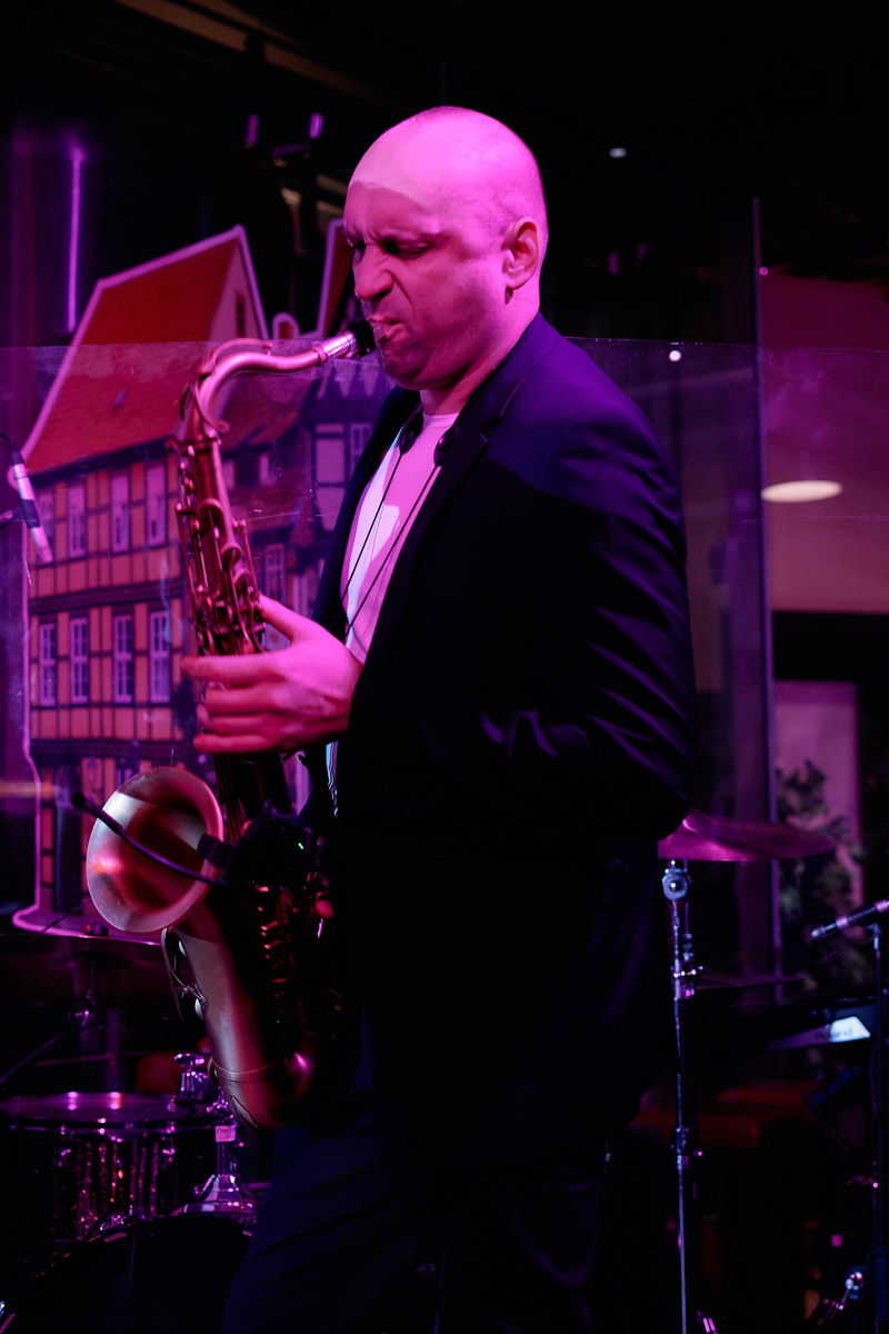 Александр Аладышев хорошо известен не только в нашем городе, но и далеко за его пределами как талантливый актер театра и кино, артист мюзикла. В его активе работа во Владимирском академическом театре драмы, московском драматическом театре под руководством Армена Джигарханяна, создание Театрального товарищества «Завод», который наделал немало шума в мире искусства. Но Александр куда больше, чем актер и режиссер. Еще он певец и композитор, основатель группы Love Rocket, у которой вчера состоялся концерт.