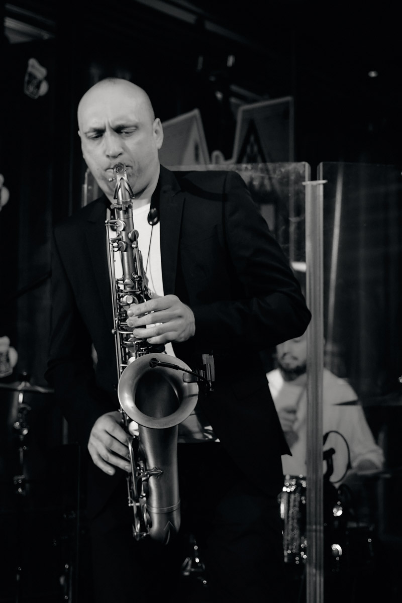 Александр Аладышев хорошо известен не только в нашем городе, но и далеко за его пределами как талантливый актер театра и кино, артист мюзикла. В его активе работа во Владимирском академическом театре драмы, московском драматическом театре под руководством Армена Джигарханяна, создание Театрального товарищества «Завод», который наделал немало шума в мире искусства. Но Александр куда больше, чем актер и режиссер. Еще он певец и композитор, основатель группы Love Rocket, у которой вчера состоялся концерт.