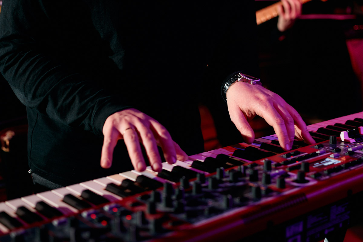 Александр Аладышев хорошо известен не только в нашем городе, но и далеко за его пределами как талантливый актер театра и кино, артист мюзикла. В его активе работа во Владимирском академическом театре драмы, московском драматическом театре под руководством Армена Джигарханяна, создание Театрального товарищества «Завод», который наделал немало шума в мире искусства. Но Александр куда больше, чем актер и режиссер. Еще он певец и композитор, основатель группы Love Rocket, у которой вчера состоялся концерт.