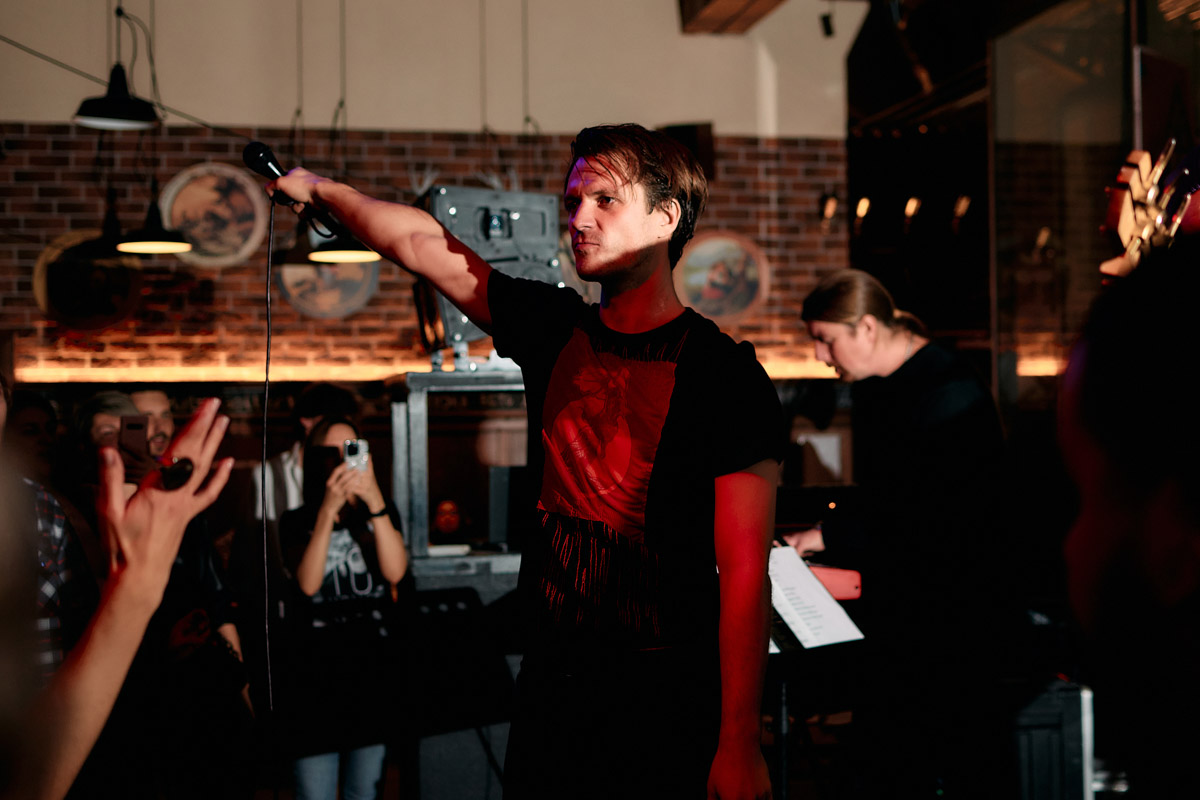 Александр Аладышев хорошо известен не только в нашем городе, но и далеко за его пределами как талантливый актер театра и кино, артист мюзикла. В его активе работа во Владимирском академическом театре драмы, московском драматическом театре под руководством Армена Джигарханяна, создание Театрального товарищества «Завод», который наделал немало шума в мире искусства. Но Александр куда больше, чем актер и режиссер. Еще он певец и композитор, основатель группы Love Rocket, у которой вчера состоялся концерт.