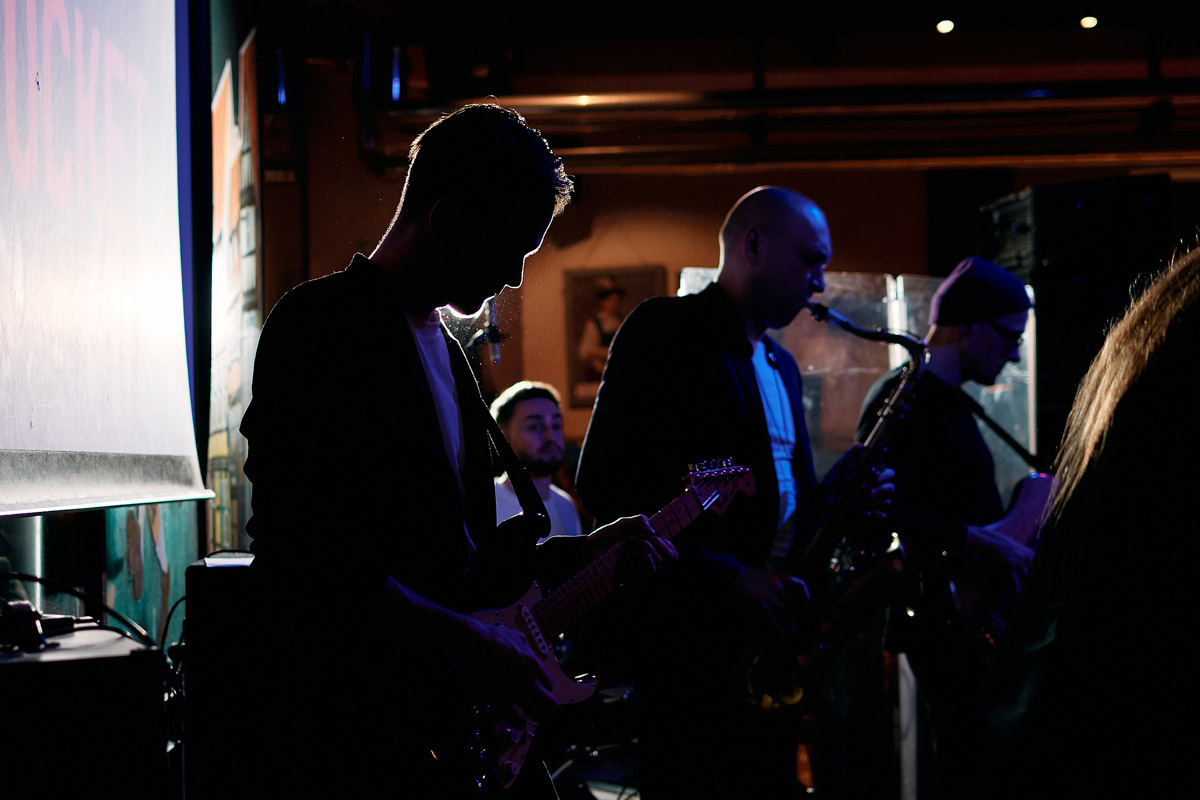 Александр Аладышев хорошо известен не только в нашем городе, но и далеко за его пределами как талантливый актер театра и кино, артист мюзикла. В его активе работа во Владимирском академическом театре драмы, московском драматическом театре под руководством Армена Джигарханяна, создание Театрального товарищества «Завод», который наделал немало шума в мире искусства. Но Александр куда больше, чем актер и режиссер. Еще он певец и композитор, основатель группы Love Rocket, у которой вчера состоялся концерт.