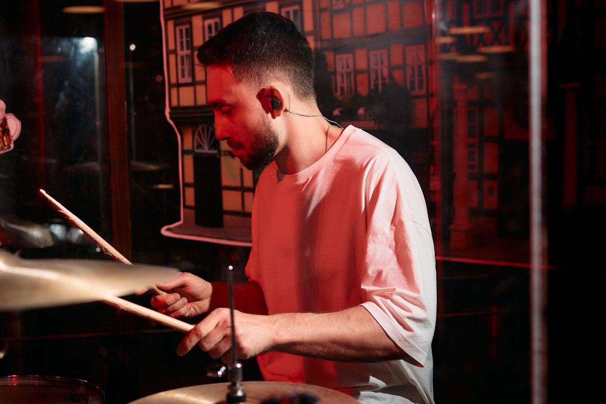 Александр Аладышев хорошо известен не только в нашем городе, но и далеко за его пределами как талантливый актер театра и кино, артист мюзикла. В его активе работа во Владимирском академическом театре драмы, московском драматическом театре под руководством Армена Джигарханяна, создание Театрального товарищества «Завод», который наделал немало шума в мире искусства. Но Александр куда больше, чем актер и режиссер. Еще он певец и композитор, основатель группы Love Rocket, у которой вчера состоялся концерт.