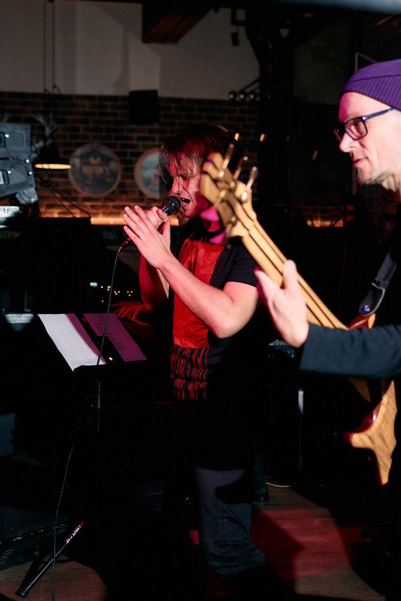 Александр Аладышев хорошо известен не только в нашем городе, но и далеко за его пределами как талантливый актер театра и кино, артист мюзикла. В его активе работа во Владимирском академическом театре драмы, московском драматическом театре под руководством Армена Джигарханяна, создание Театрального товарищества «Завод», который наделал немало шума в мире искусства. Но Александр куда больше, чем актер и режиссер. Еще он певец и композитор, основатель группы Love Rocket, у которой вчера состоялся концерт.