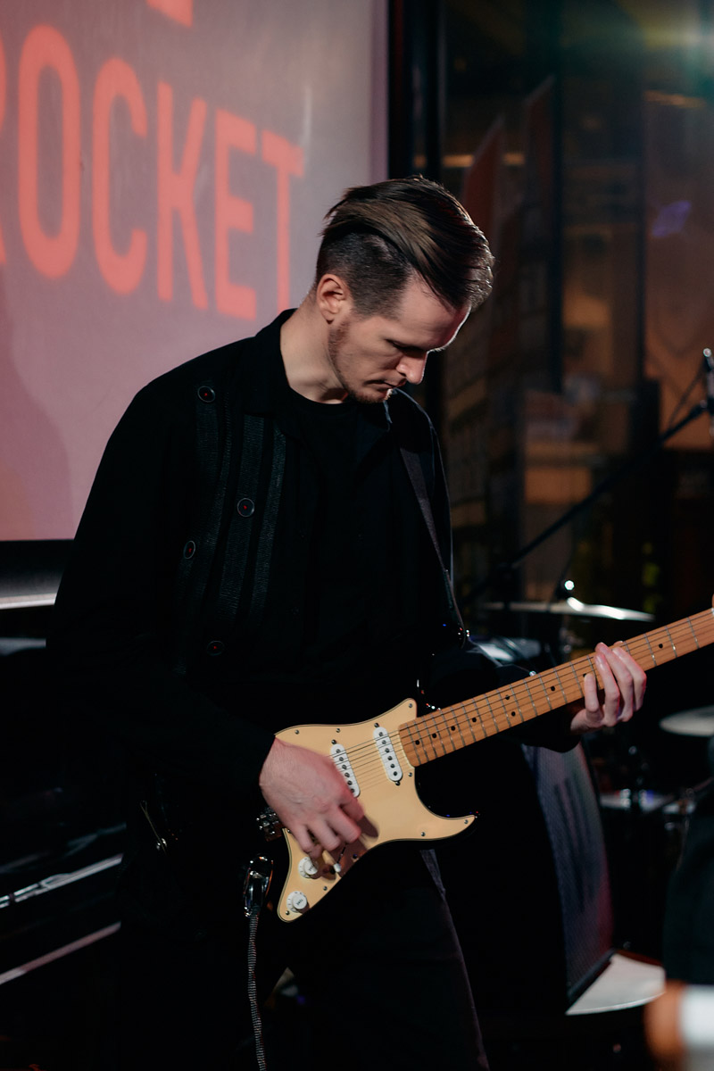 Александр Аладышев хорошо известен не только в нашем городе, но и далеко за его пределами как талантливый актер театра и кино, артист мюзикла. В его активе работа во Владимирском академическом театре драмы, московском драматическом театре под руководством Армена Джигарханяна, создание Театрального товарищества «Завод», который наделал немало шума в мире искусства. Но Александр куда больше, чем актер и режиссер. Еще он певец и композитор, основатель группы Love Rocket, у которой вчера состоялся концерт.