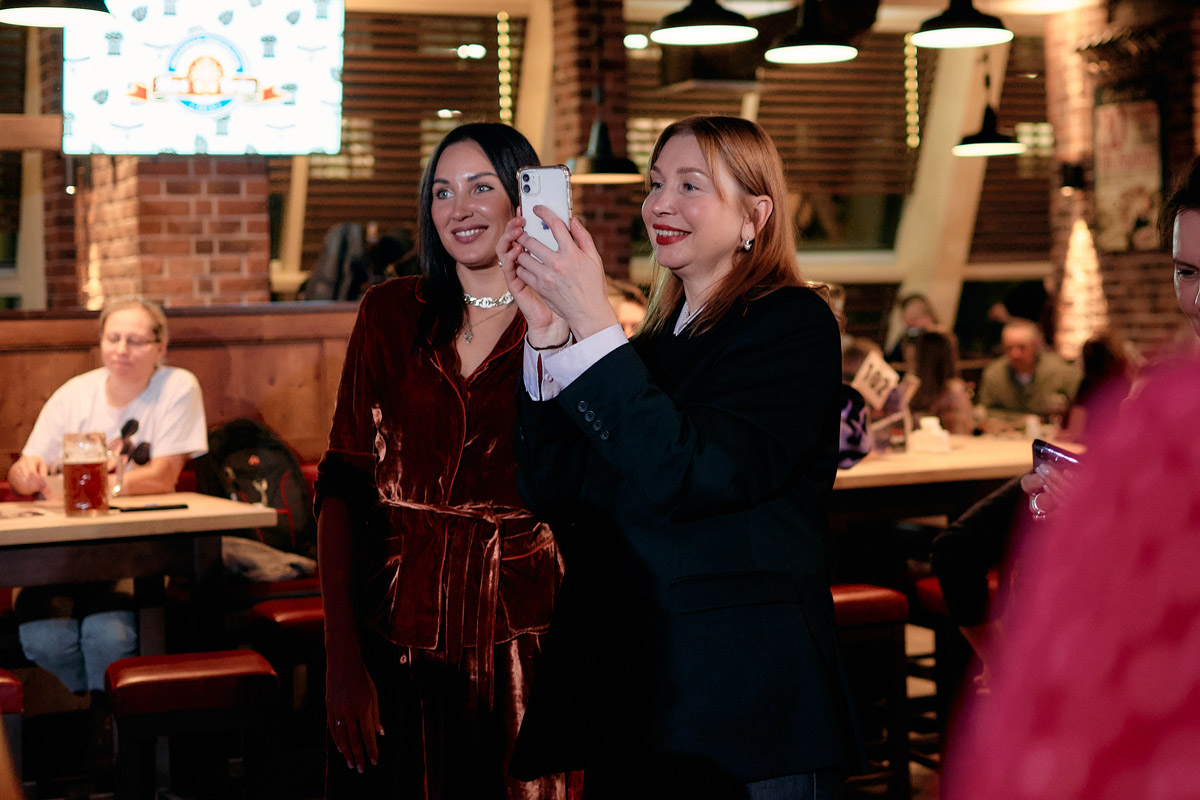 Александр Аладышев хорошо известен не только в нашем городе, но и далеко за его пределами как талантливый актер театра и кино, артист мюзикла. В его активе работа во Владимирском академическом театре драмы, московском драматическом театре под руководством Армена Джигарханяна, создание Театрального товарищества «Завод», который наделал немало шума в мире искусства. Но Александр куда больше, чем актер и режиссер. Еще он певец и композитор, основатель группы Love Rocket, у которой вчера состоялся концерт.