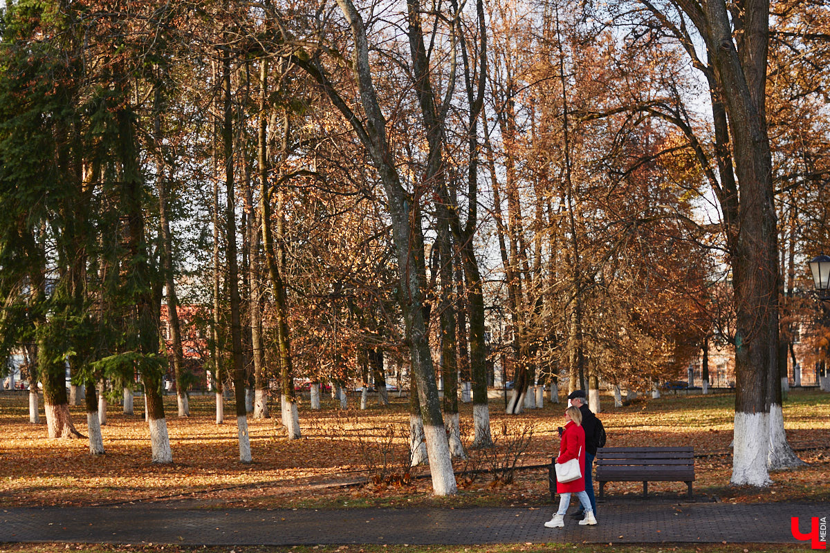 Местный журналист Михаил Язынин презентовал собственный путеводитель для неспешных прогулок по городу. В книге «Владимир пешком» собраны краеведческие материалы, опубликованные им за годы работы в различных газетах и журналах. «Ключ-Медиа» не только изучил гид в мягкой обложке, но и прошелся по улицам областного центра вместе с его автором.