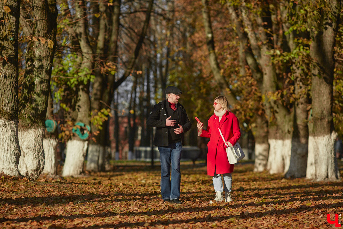 Местный журналист Михаил Язынин презентовал собственный путеводитель для неспешных прогулок по городу. В книге «Владимир пешком» собраны краеведческие материалы, опубликованные им за годы работы в различных газетах и журналах. «Ключ-Медиа» не только изучил гид в мягкой обложке, но и прошелся по улицам областного центра вместе с его автором.