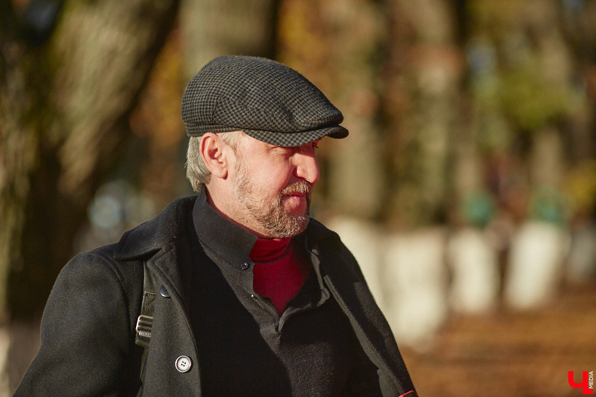 Местный журналист Михаил Язынин презентовал собственный путеводитель для неспешных прогулок по городу. В книге «Владимир пешком» собраны краеведческие материалы, опубликованные им за годы работы в различных газетах и журналах. «Ключ-Медиа» не только изучил гид в мягкой обложке, но и прошелся по улицам областного центра вместе с его автором.