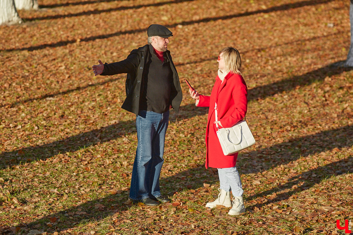 Местный журналист Михаил Язынин презентовал собственный путеводитель для неспешных прогулок по городу. В книге «Владимир пешком» собраны краеведческие материалы, опубликованные им за годы работы в различных газетах и журналах. «Ключ-Медиа» не только изучил гид в мягкой обложке, но и прошелся по улицам областного центра вместе с его автором.