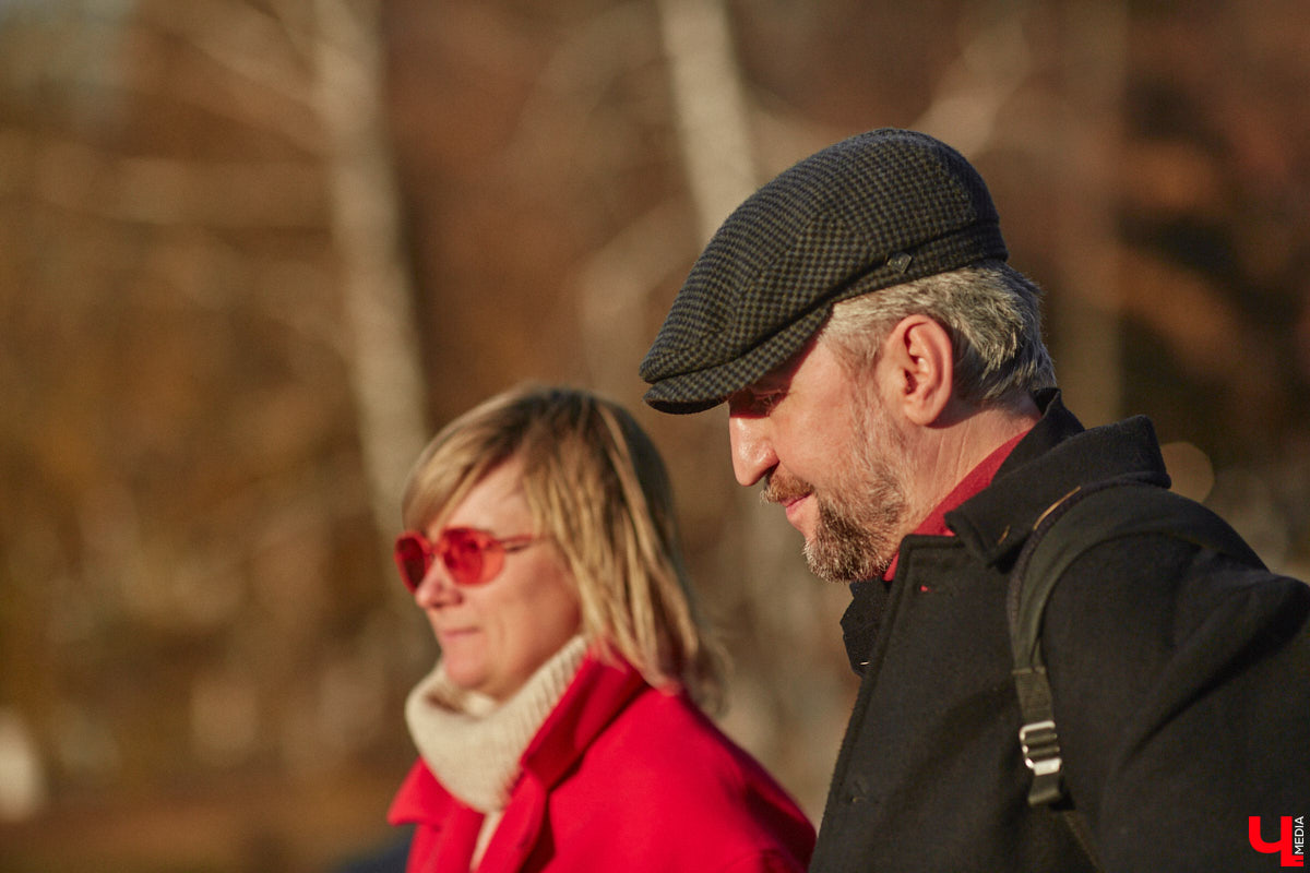 Местный журналист Михаил Язынин презентовал собственный путеводитель для неспешных прогулок по городу. В книге «Владимир пешком» собраны краеведческие материалы, опубликованные им за годы работы в различных газетах и журналах. «Ключ-Медиа» не только изучил гид в мягкой обложке, но и прошелся по улицам областного центра вместе с его автором.