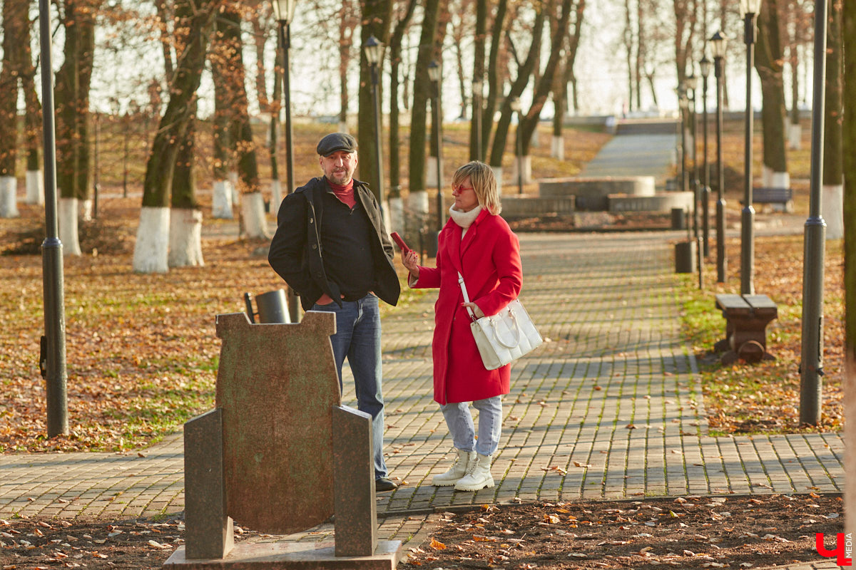 Местный журналист Михаил Язынин презентовал собственный путеводитель для неспешных прогулок по городу. В книге «Владимир пешком» собраны краеведческие материалы, опубликованные им за годы работы в различных газетах и журналах. «Ключ-Медиа» не только изучил гид в мягкой обложке, но и прошелся по улицам областного центра вместе с его автором.