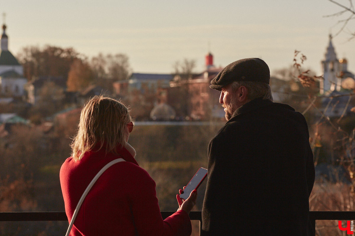 Местный журналист Михаил Язынин презентовал собственный путеводитель для неспешных прогулок по городу. В книге «Владимир пешком» собраны краеведческие материалы, опубликованные им за годы работы в различных газетах и журналах. «Ключ-Медиа» не только изучил гид в мягкой обложке, но и прошелся по улицам областного центра вместе с его автором.