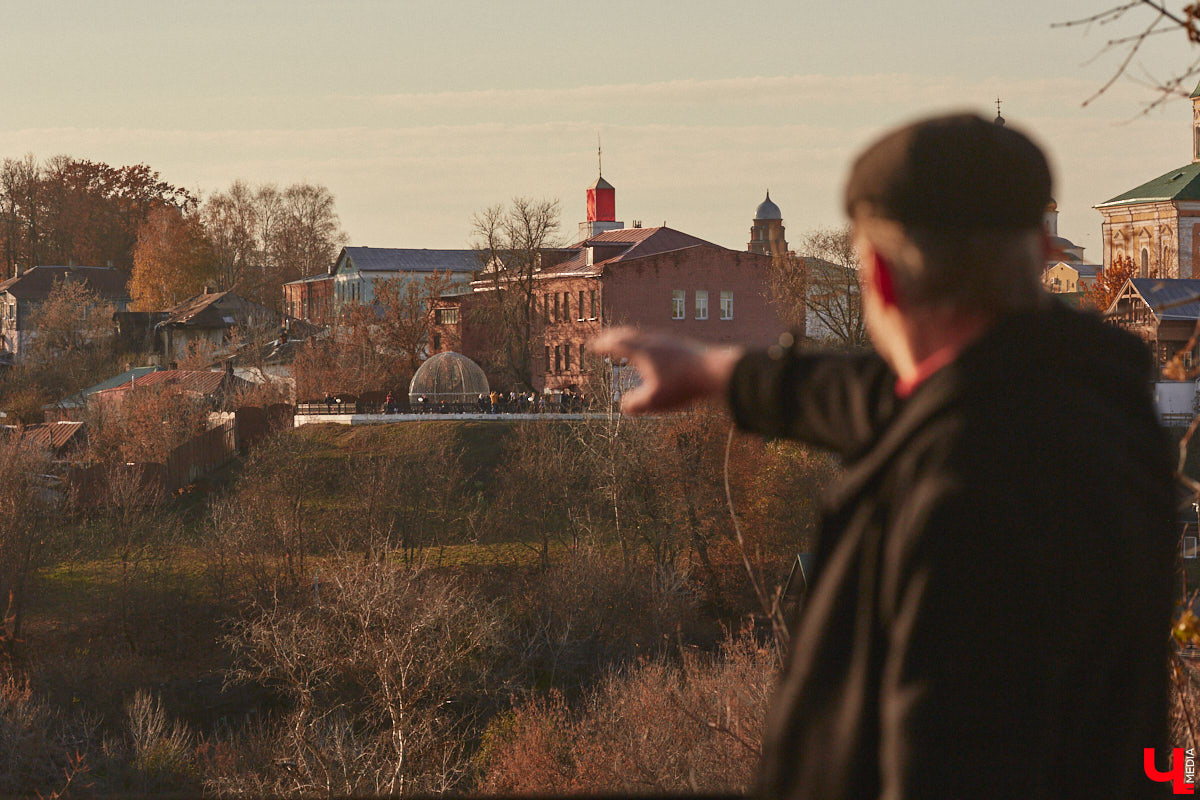 Местный журналист Михаил Язынин презентовал собственный путеводитель для неспешных прогулок по городу. В книге «Владимир пешком» собраны краеведческие материалы, опубликованные им за годы работы в различных газетах и журналах. «Ключ-Медиа» не только изучил гид в мягкой обложке, но и прошелся по улицам областного центра вместе с его автором.