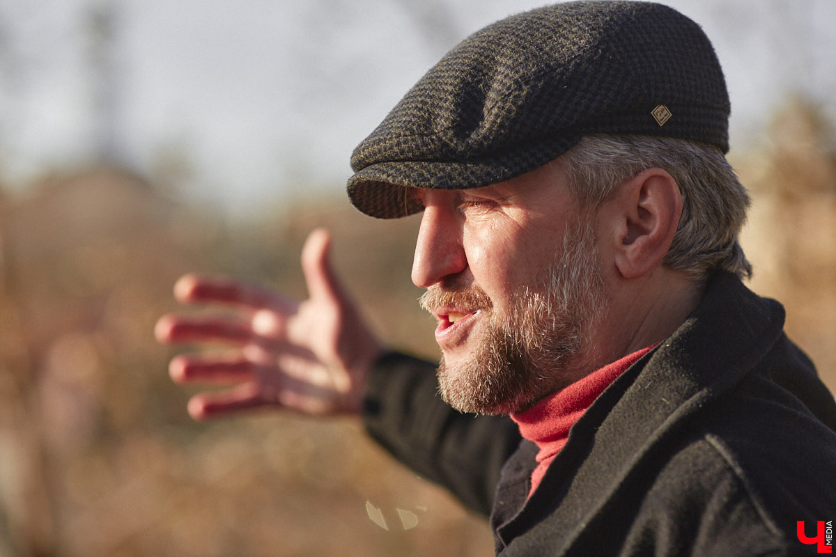 Местный журналист Михаил Язынин презентовал собственный путеводитель для неспешных прогулок по городу. В книге «Владимир пешком» собраны краеведческие материалы, опубликованные им за годы работы в различных газетах и журналах. «Ключ-Медиа» не только изучил гид в мягкой обложке, но и прошелся по улицам областного центра вместе с его автором.