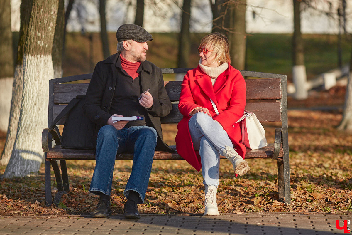 Местный журналист Михаил Язынин презентовал собственный путеводитель для неспешных прогулок по городу. В книге «Владимир пешком» собраны краеведческие материалы, опубликованные им за годы работы в различных газетах и журналах. «Ключ-Медиа» не только изучил гид в мягкой обложке, но и прошелся по улицам областного центра вместе с его автором.
