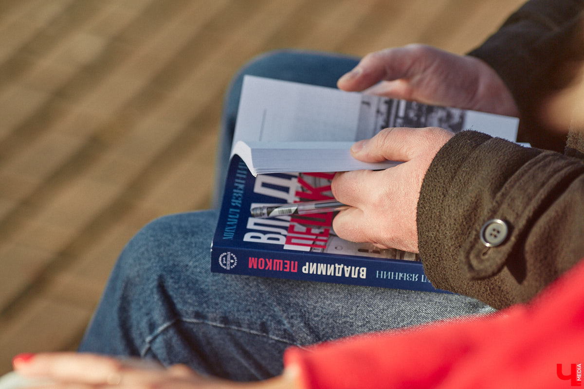 Местный журналист Михаил Язынин презентовал собственный путеводитель для неспешных прогулок по городу. В книге «Владимир пешком» собраны краеведческие материалы, опубликованные им за годы работы в различных газетах и журналах. «Ключ-Медиа» не только изучил гид в мягкой обложке, но и прошелся по улицам областного центра вместе с его автором.