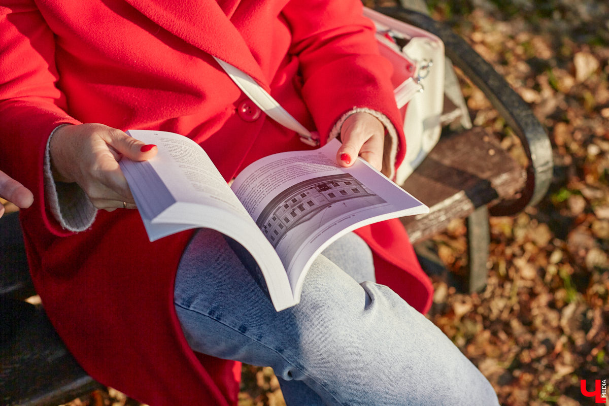 Местный журналист Михаил Язынин презентовал собственный путеводитель для неспешных прогулок по городу. В книге «Владимир пешком» собраны краеведческие материалы, опубликованные им за годы работы в различных газетах и журналах. «Ключ-Медиа» не только изучил гид в мягкой обложке, но и прошелся по улицам областного центра вместе с его автором.