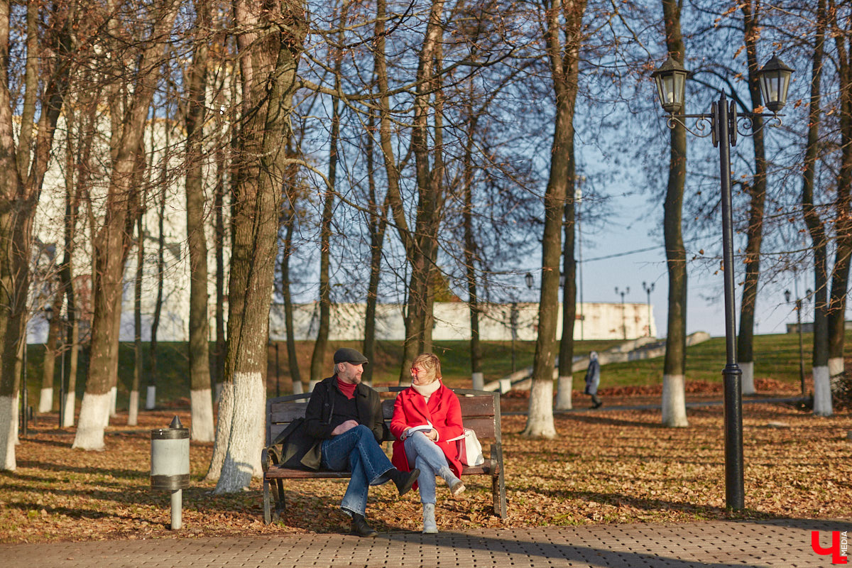 Местный журналист Михаил Язынин презентовал собственный путеводитель для неспешных прогулок по городу. В книге «Владимир пешком» собраны краеведческие материалы, опубликованные им за годы работы в различных газетах и журналах. «Ключ-Медиа» не только изучил гид в мягкой обложке, но и прошелся по улицам областного центра вместе с его автором.