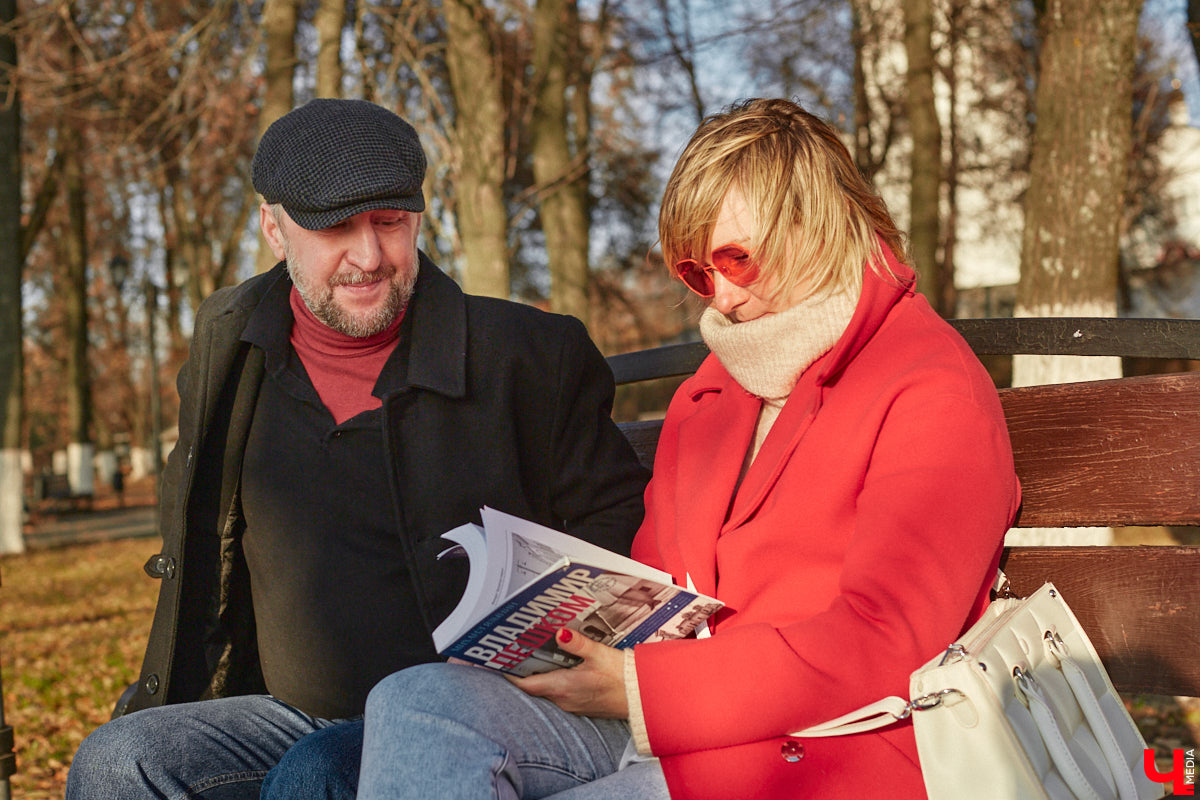 Местный журналист Михаил Язынин презентовал собственный путеводитель для неспешных прогулок по городу. В книге «Владимир пешком» собраны краеведческие материалы, опубликованные им за годы работы в различных газетах и журналах. «Ключ-Медиа» не только изучил гид в мягкой обложке, но и прошелся по улицам областного центра вместе с его автором.