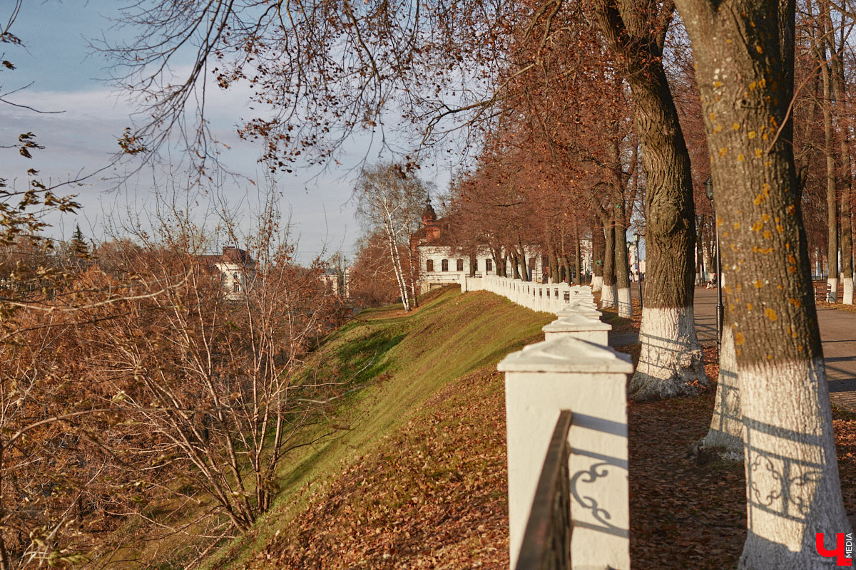 Местный журналист Михаил Язынин презентовал собственный путеводитель для неспешных прогулок по городу. В книге «Владимир пешком» собраны краеведческие материалы, опубликованные им за годы работы в различных газетах и журналах. «Ключ-Медиа» не только изучил гид в мягкой обложке, но и прошелся по улицам областного центра вместе с его автором.