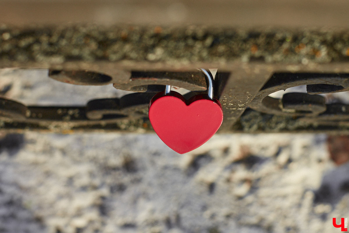 Местный журналист Михаил Язынин презентовал собственный путеводитель для неспешных прогулок по городу. В книге «Владимир пешком» собраны краеведческие материалы, опубликованные им за годы работы в различных газетах и журналах. «Ключ-Медиа» не только изучил гид в мягкой обложке, но и прошелся по улицам областного центра вместе с его автором.