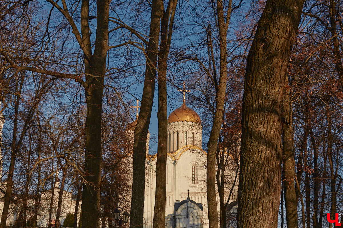 Местный журналист Михаил Язынин презентовал собственный путеводитель для неспешных прогулок по городу. В книге «Владимир пешком» собраны краеведческие материалы, опубликованные им за годы работы в различных газетах и журналах. «Ключ-Медиа» не только изучил гид в мягкой обложке, но и прошелся по улицам областного центра вместе с его автором.