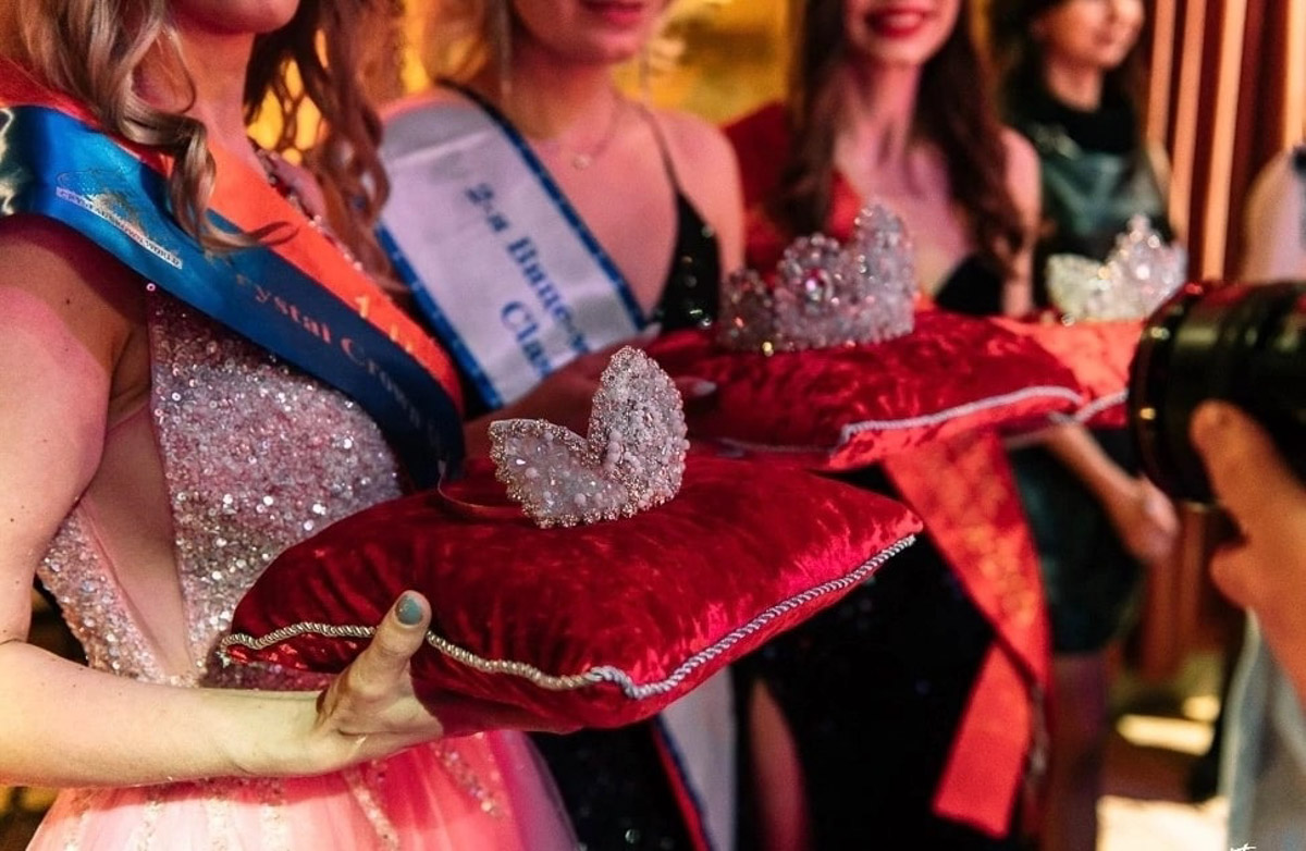 Модельное агентство и школа моделей Victory никогда не стоят на месте, постоянно находясь в развитии. Сейчас уже вовсю идет подготовка к официальному областному конкурсу красоты «Мисс и Миссис Владимирская земля — 2024». И в этот раз он будет еще масштабнее, чем обычно! Мы решили вспомнить историю развития конкурса и главные достижения его участниц.