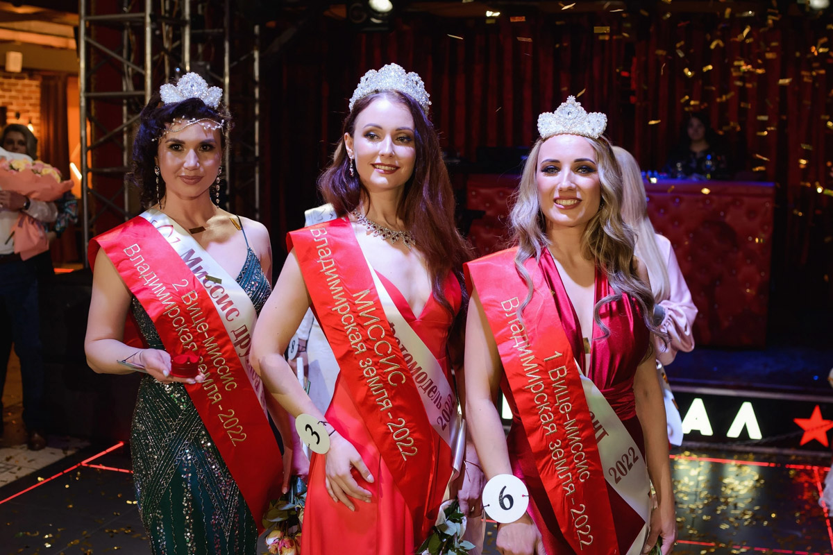 Модельное агентство и школа моделей Victory никогда не стоят на месте, постоянно находясь в развитии. Сейчас уже вовсю идет подготовка к официальному областному конкурсу красоты «Мисс и Миссис Владимирская земля — 2024». И в этот раз он будет еще масштабнее, чем обычно! Мы решили вспомнить историю развития конкурса и главные достижения его участниц.