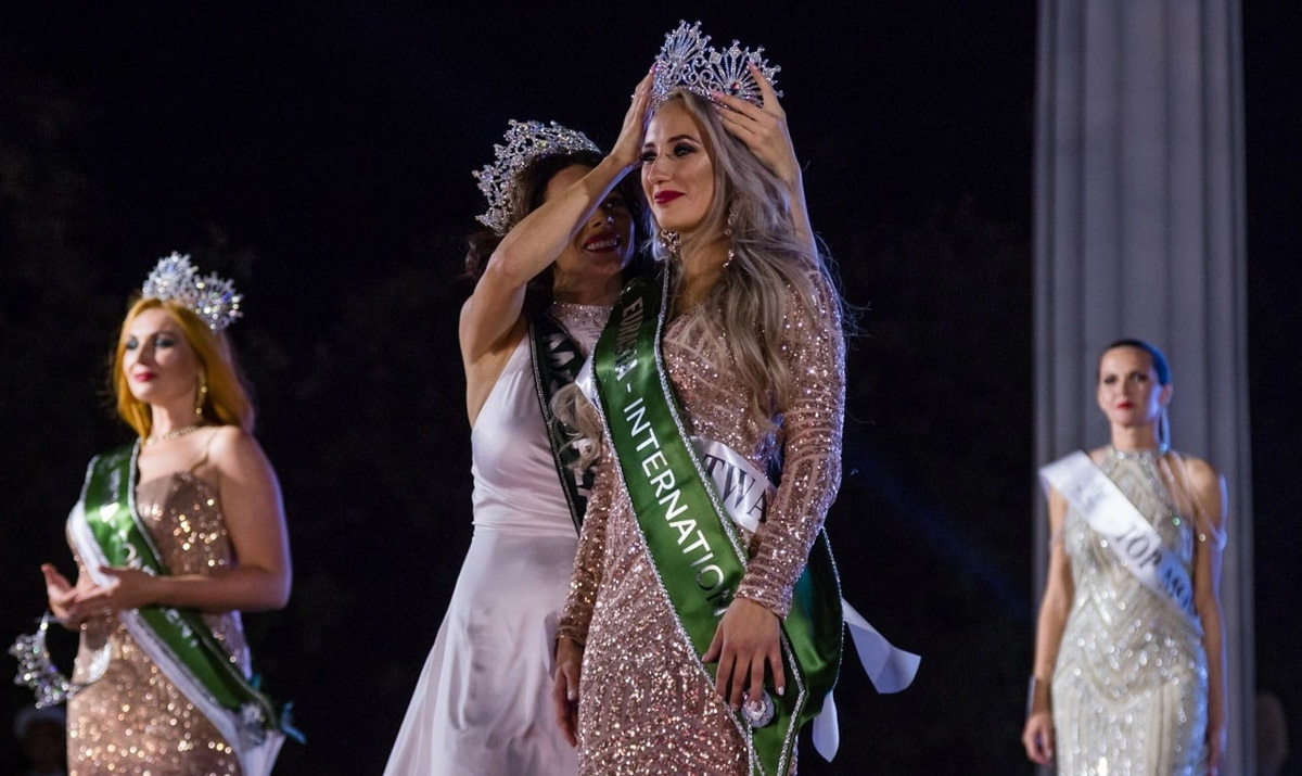 Модельное агентство и школа моделей Victory никогда не стоят на месте, постоянно находясь в развитии. Сейчас уже вовсю идет подготовка к официальному областному конкурсу красоты «Мисс и Миссис Владимирская земля — 2024». И в этот раз он будет еще масштабнее, чем обычно! Мы решили вспомнить историю развития конкурса и главные достижения его участниц.