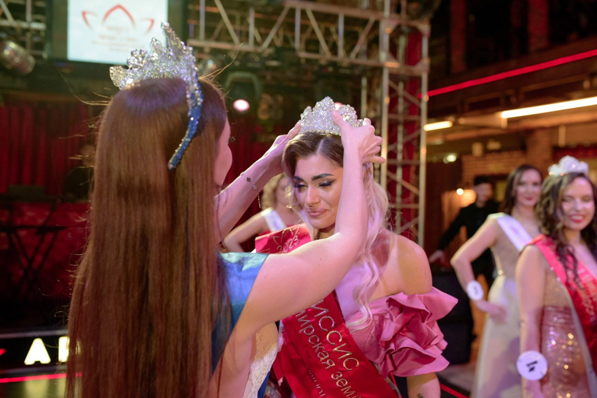 Модельное агентство и школа моделей Victory никогда не стоят на месте, постоянно находясь в развитии. Сейчас уже вовсю идет подготовка к официальному областному конкурсу красоты «Мисс и Миссис Владимирская земля — 2024». И в этот раз он будет еще масштабнее, чем обычно! Мы решили вспомнить историю развития конкурса и главные достижения его участниц.