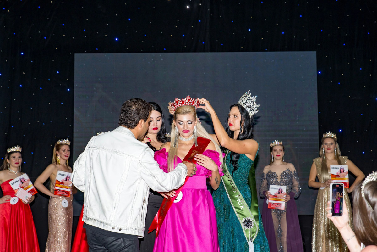 Модельное агентство и школа моделей Victory никогда не стоят на месте, постоянно находясь в развитии. Сейчас уже вовсю идет подготовка к официальному областному конкурсу красоты «Мисс и Миссис Владимирская земля — 2024». И в этот раз он будет еще масштабнее, чем обычно! Мы решили вспомнить историю развития конкурса и главные достижения его участниц.