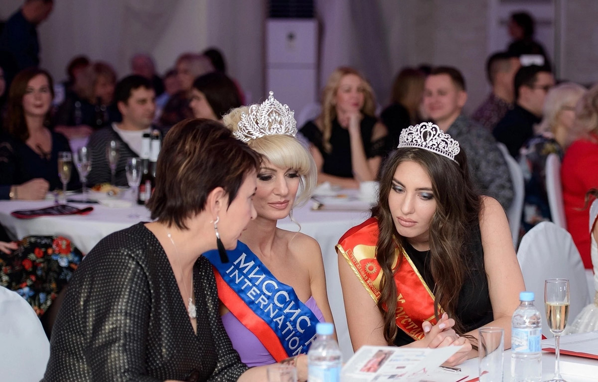 Модельное агентство и школа моделей Victory никогда не стоят на месте, постоянно находясь в развитии. Сейчас уже вовсю идет подготовка к официальному областному конкурсу красоты «Мисс и Миссис Владимирская земля — 2024». И в этот раз он будет еще масштабнее, чем обычно! Мы решили вспомнить историю развития конкурса и главные достижения его участниц.