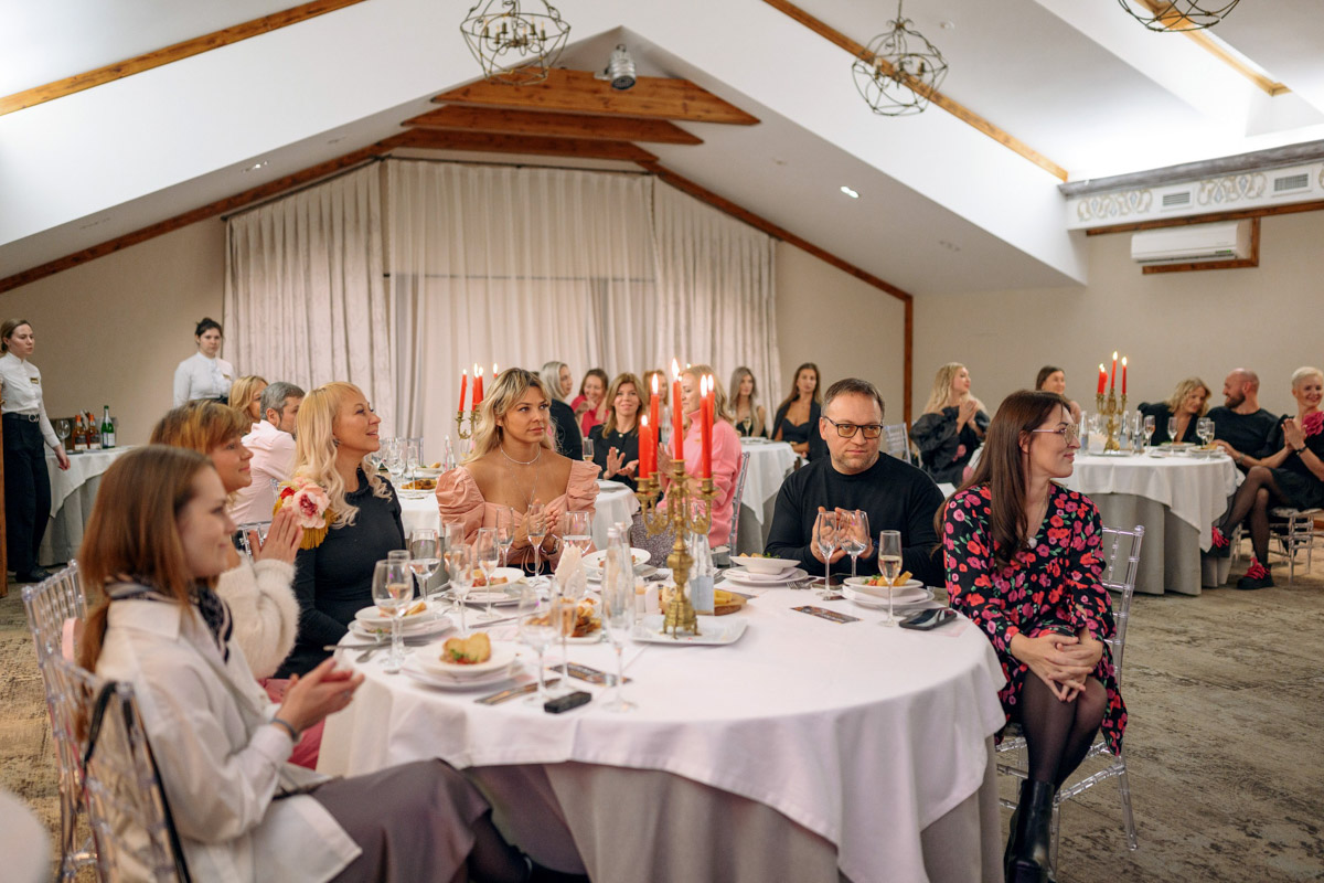 Привет, Барби! «Ключ-Медиа» буйство розового и игристого пропустить ни в коем случае не мог, поэтому, вооружившись розовым аксессуаром, посетил интеллектуальный праздничный киноужин по фильму «Барби» от эксперта по протоколу и этикету Натальи Старжинской и напитался мыслями о вечном на неделю вперед.