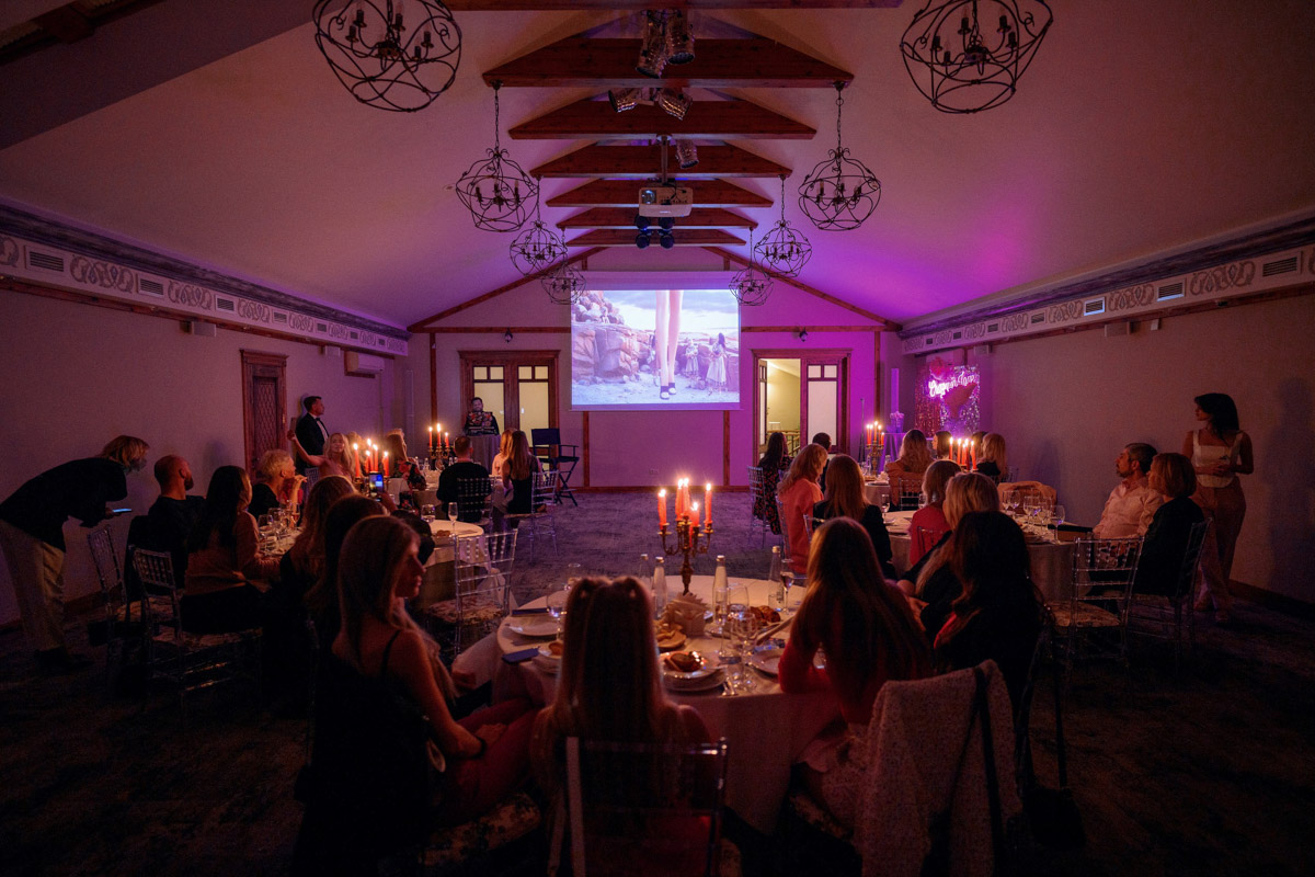 Привет, Барби! «Ключ-Медиа» буйство розового и игристого пропустить ни в коем случае не мог, поэтому, вооружившись розовым аксессуаром, посетил интеллектуальный праздничный киноужин по фильму «Барби» от эксперта по протоколу и этикету Натальи Старжинской и напитался мыслями о вечном на неделю вперед.