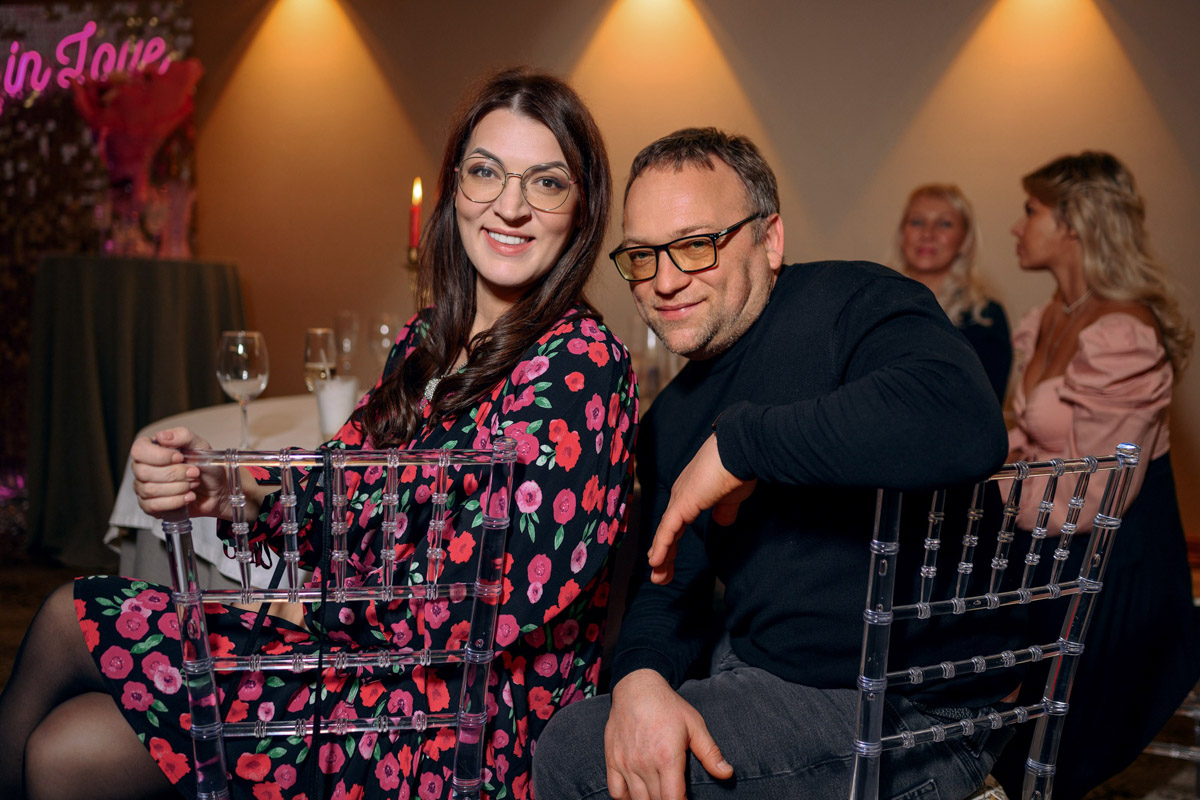 Привет, Барби! «Ключ-Медиа» буйство розового и игристого пропустить ни в коем случае не мог, поэтому, вооружившись розовым аксессуаром, посетил интеллектуальный праздничный киноужин по фильму «Барби» от эксперта по протоколу и этикету Натальи Старжинской и напитался мыслями о вечном на неделю вперед.