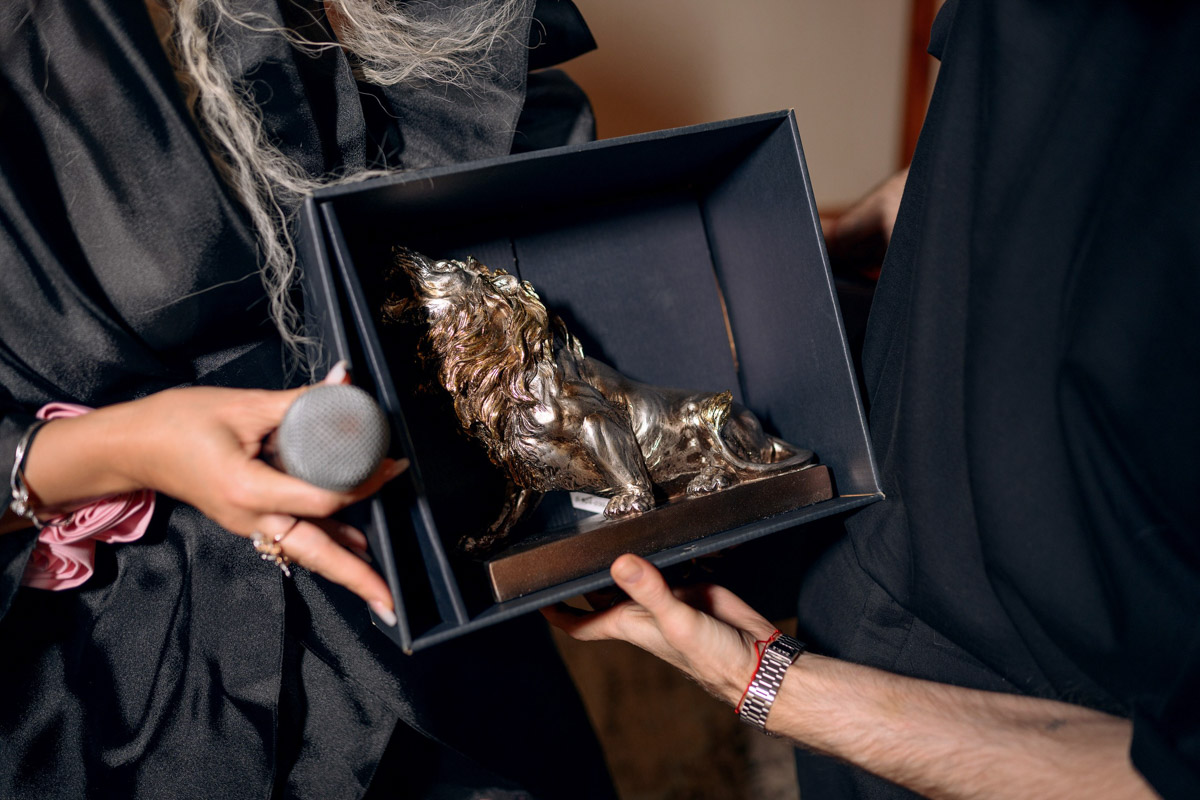 Привет, Барби! «Ключ-Медиа» буйство розового и игристого пропустить ни в коем случае не мог, поэтому, вооружившись розовым аксессуаром, посетил интеллектуальный праздничный киноужин по фильму «Барби» от эксперта по протоколу и этикету Натальи Старжинской и напитался мыслями о вечном на неделю вперед.