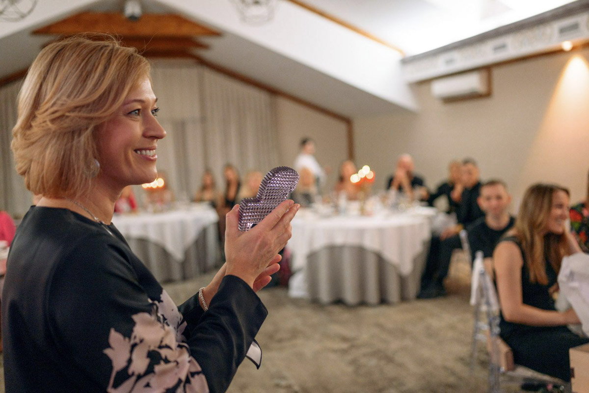 Привет, Барби! «Ключ-Медиа» буйство розового и игристого пропустить ни в коем случае не мог, поэтому, вооружившись розовым аксессуаром, посетил интеллектуальный праздничный киноужин по фильму «Барби» от эксперта по протоколу и этикету Натальи Старжинской и напитался мыслями о вечном на неделю вперед.