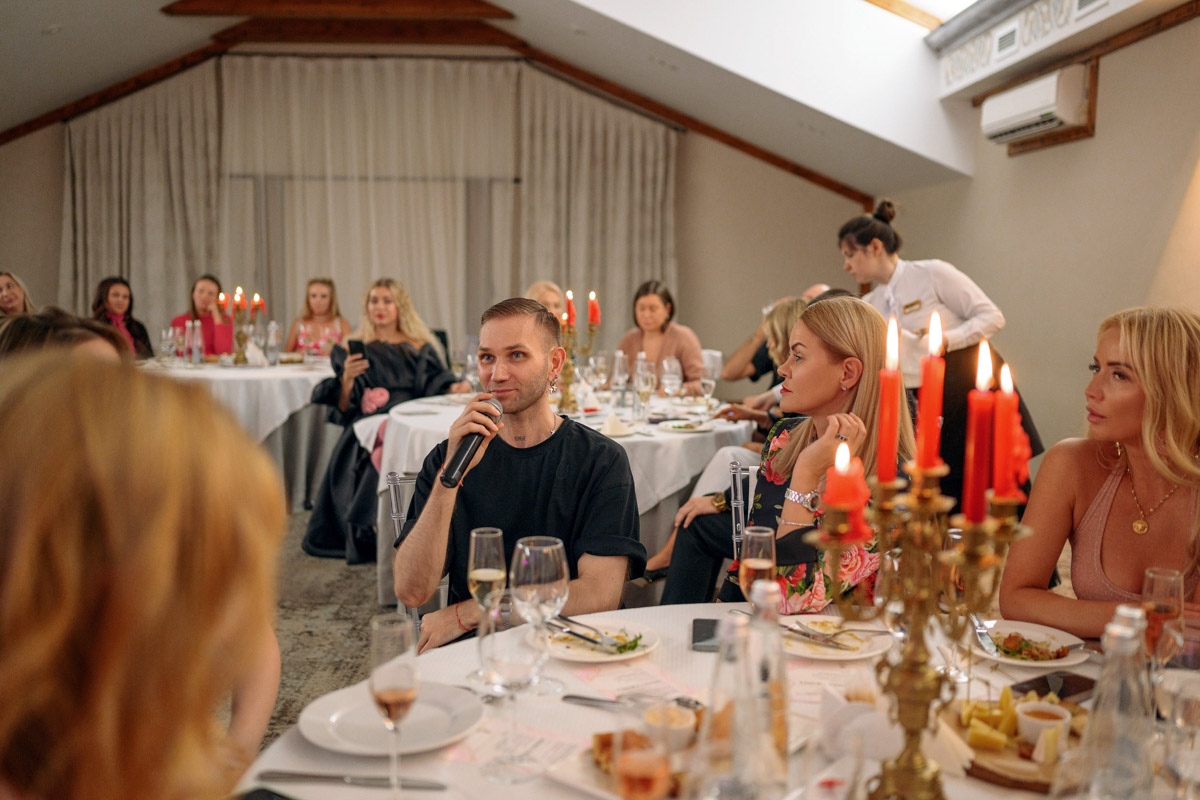 Привет, Барби! «Ключ-Медиа» буйство розового и игристого пропустить ни в коем случае не мог, поэтому, вооружившись розовым аксессуаром, посетил интеллектуальный праздничный киноужин по фильму «Барби» от эксперта по протоколу и этикету Натальи Старжинской и напитался мыслями о вечном на неделю вперед.