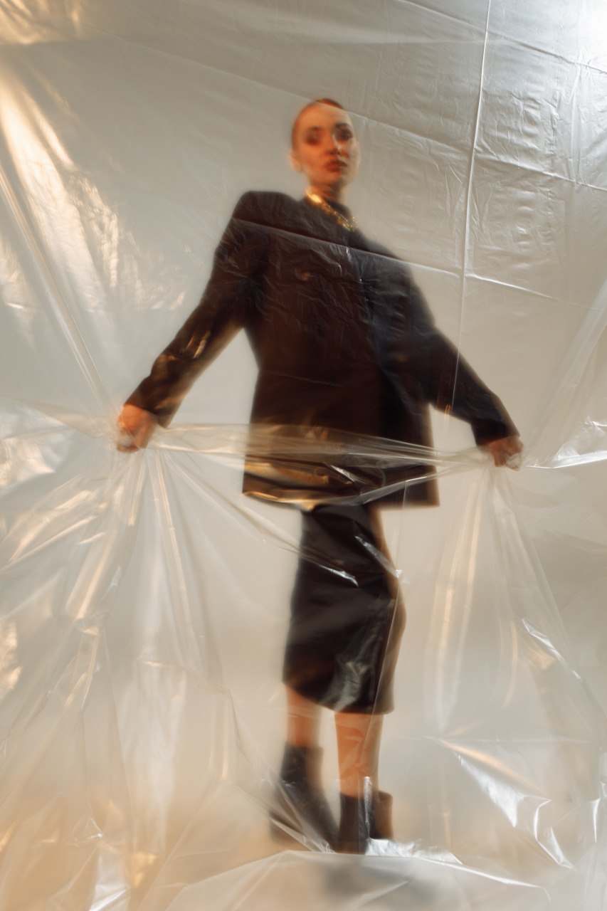 Видеть необычное в бытовом и применять нестандартный подход в решении творческих задач — этих принципов придерживается фотограф из Владимира Ольга Сморжанюк. Для нее охапка ложек может легко стать букетом, а бумага — покрывалом. О своих экспириенсах на съемочной площадке повелительница камеры рассказала нашему изданию.