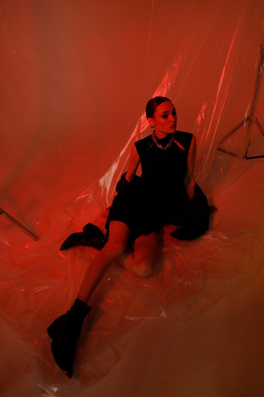 Видеть необычное в бытовом и применять нестандартный подход в решении творческих задач — этих принципов придерживается фотограф из Владимира Ольга Сморжанюк. Для нее охапка ложек может легко стать букетом, а бумага — покрывалом. О своих экспириенсах на съемочной площадке повелительница камеры рассказала нашему изданию.