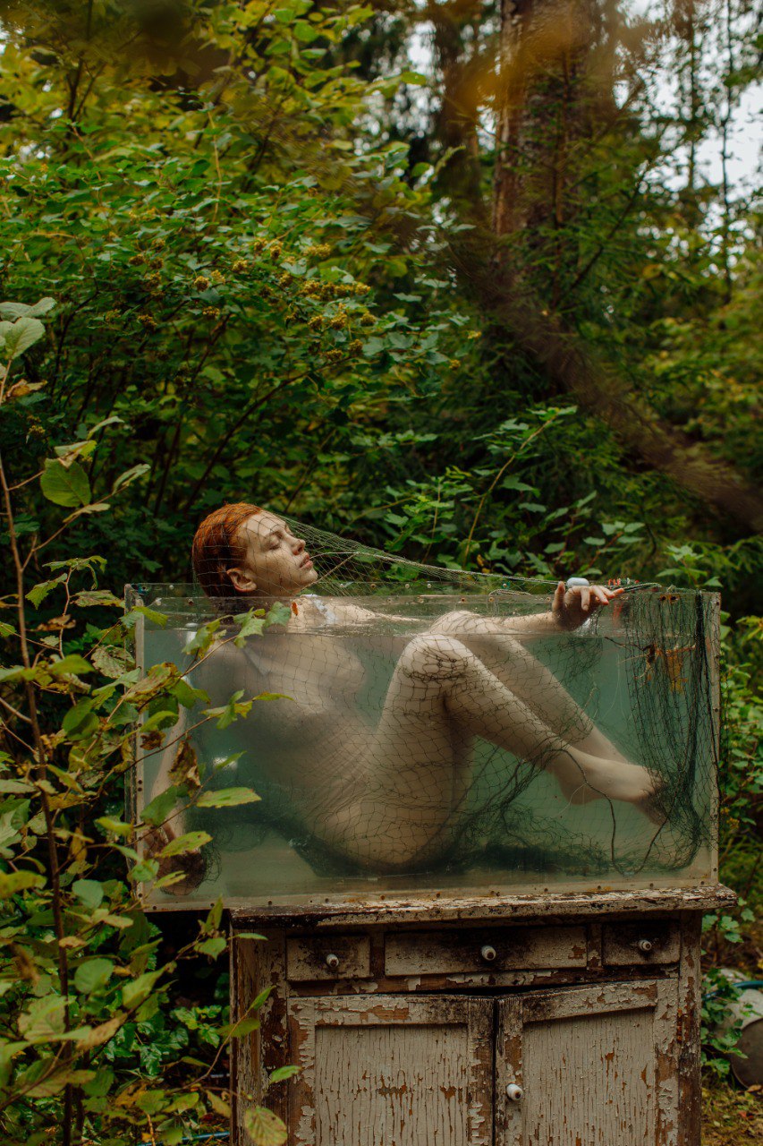 Видеть необычное в бытовом и применять нестандартный подход в решении творческих задач — этих принципов придерживается фотограф из Владимира Ольга Сморжанюк. Для нее охапка ложек может легко стать букетом, а бумага — покрывалом. О своих экспириенсах на съемочной площадке повелительница камеры рассказала нашему изданию.