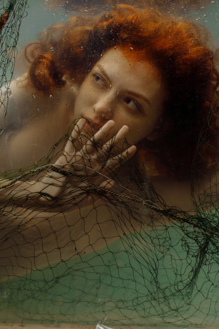 Видеть необычное в бытовом и применять нестандартный подход в решении творческих задач — этих принципов придерживается фотограф из Владимира Ольга Сморжанюк. Для нее охапка ложек может легко стать букетом, а бумага — покрывалом. О своих экспириенсах на съемочной площадке повелительница камеры рассказала нашему изданию.