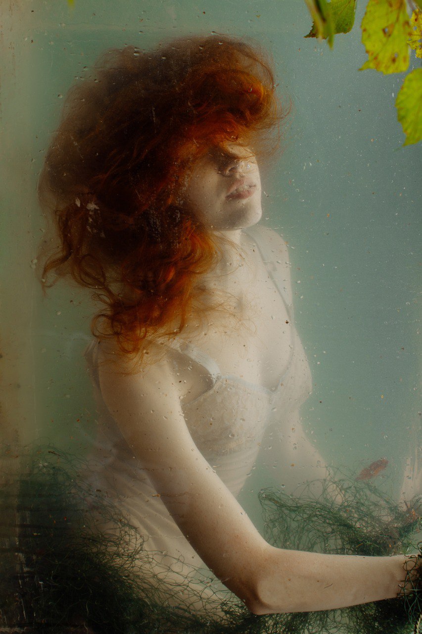 Видеть необычное в бытовом и применять нестандартный подход в решении творческих задач — этих принципов придерживается фотограф из Владимира Ольга Сморжанюк. Для нее охапка ложек может легко стать букетом, а бумага — покрывалом. О своих экспириенсах на съемочной площадке повелительница камеры рассказала нашему изданию.