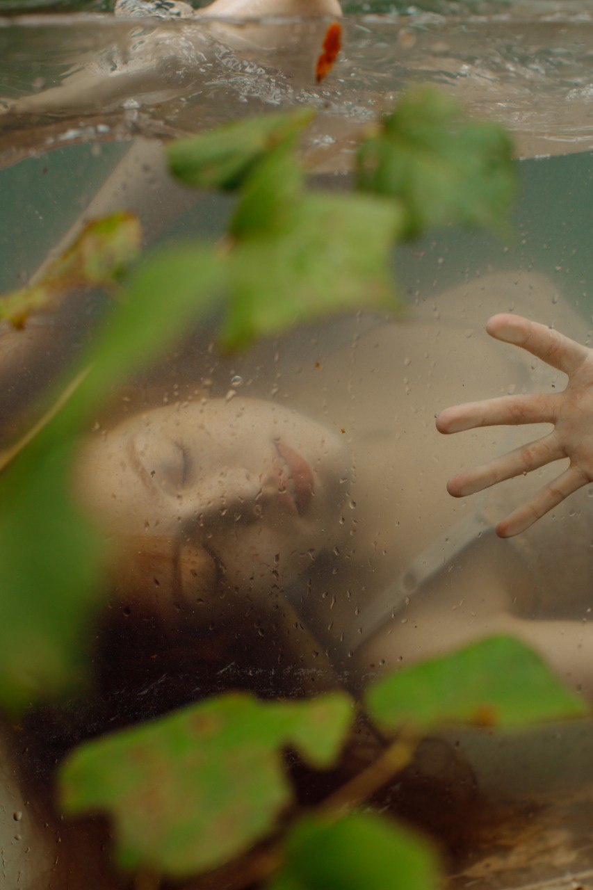 Видеть необычное в бытовом и применять нестандартный подход в решении творческих задач — этих принципов придерживается фотограф из Владимира Ольга Сморжанюк. Для нее охапка ложек может легко стать букетом, а бумага — покрывалом. О своих экспириенсах на съемочной площадке повелительница камеры рассказала нашему изданию.