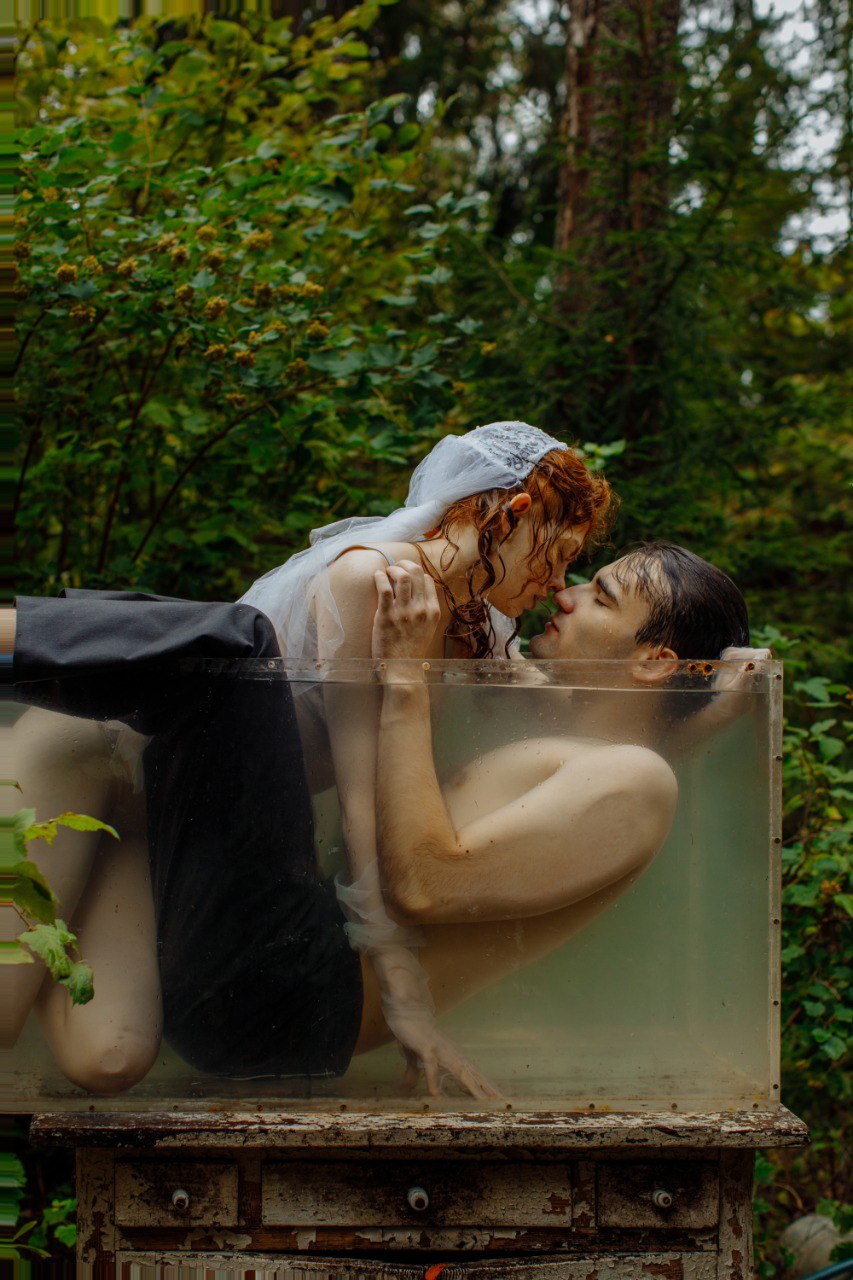 Видеть необычное в бытовом и применять нестандартный подход в решении творческих задач — этих принципов придерживается фотограф из Владимира Ольга Сморжанюк. Для нее охапка ложек может легко стать букетом, а бумага — покрывалом. О своих экспириенсах на съемочной площадке повелительница камеры рассказала нашему изданию.