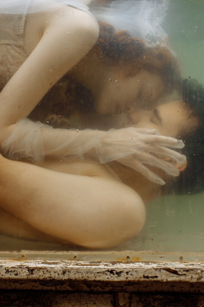 Видеть необычное в бытовом и применять нестандартный подход в решении творческих задач — этих принципов придерживается фотограф из Владимира Ольга Сморжанюк. Для нее охапка ложек может легко стать букетом, а бумага — покрывалом. О своих экспириенсах на съемочной площадке повелительница камеры рассказала нашему изданию.